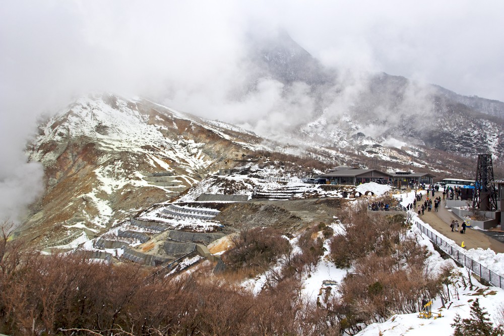 Khung cảnh thanh bình của Hakone với các bể suối nước nóng ngoài trời, lý tưởng để thư giãn và ngắm nhìn núi Phú Sĩ.