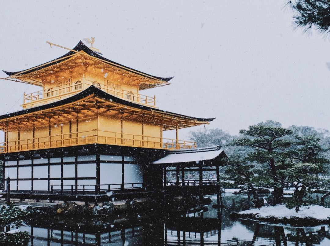 Chùa Kinkaku-ji rực rỡ trong sắc tuyết, phản chiếu trên mặt hồ trong vắt, tạo nên bức tranh tuyệt mỹ