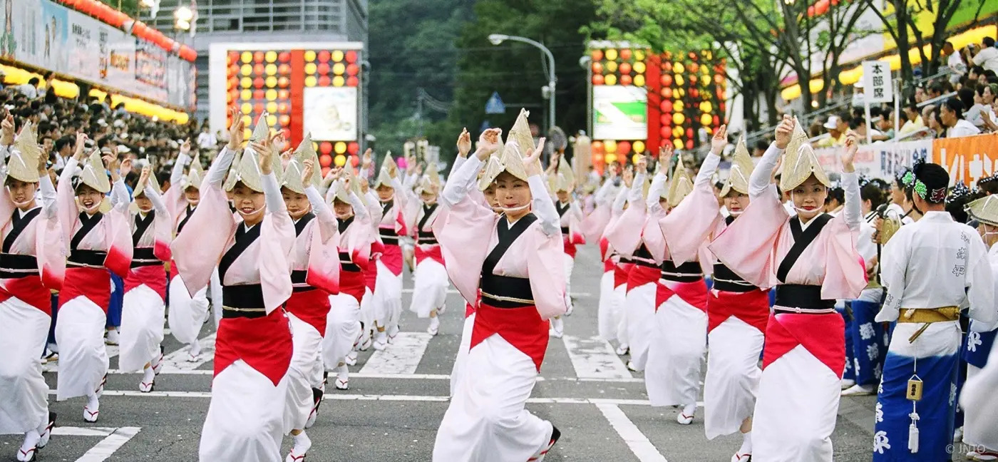 Những điệu múa Awa Odori với trang phục truyền thống đầy màu sắc, thể hiện tinh thần đoàn kết và niềm vui trong văn hóa Nhật Bản