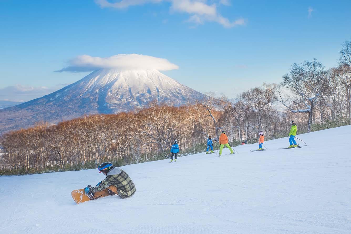 Toàn cảnh dãy núi tuyết trắng Hokkaido - Một khung cảnh đầy mê hoặc của dãy núi phủ tuyết trắng xóa tại Hokkaido, tạo nên thiên đường trượt tuyết hoàn hảo