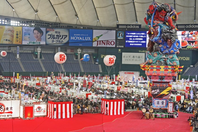 Du khách tham dự Furusato Matsuri tại Tokyo Dome, hòa mình vào các lễ hội truyền thống và thưởng thức ẩm thực đa dạng từ nhiều vùng miền của Nhật Bản