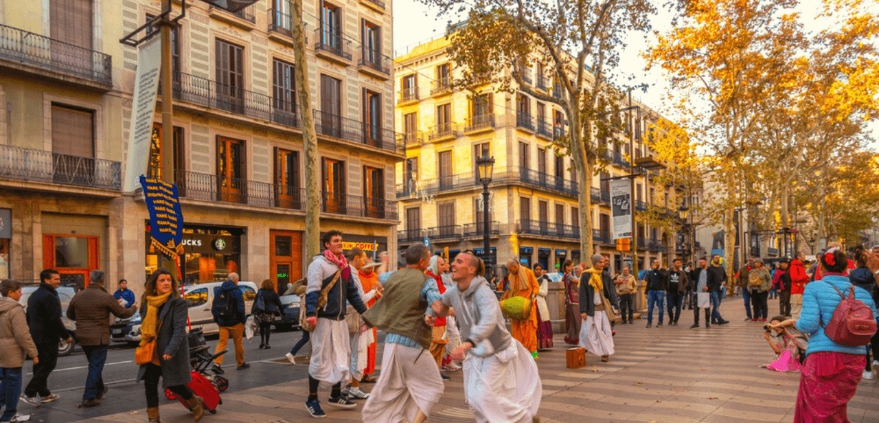 Đường phố Barcelona rộn ràng rực rỡ sắc màu