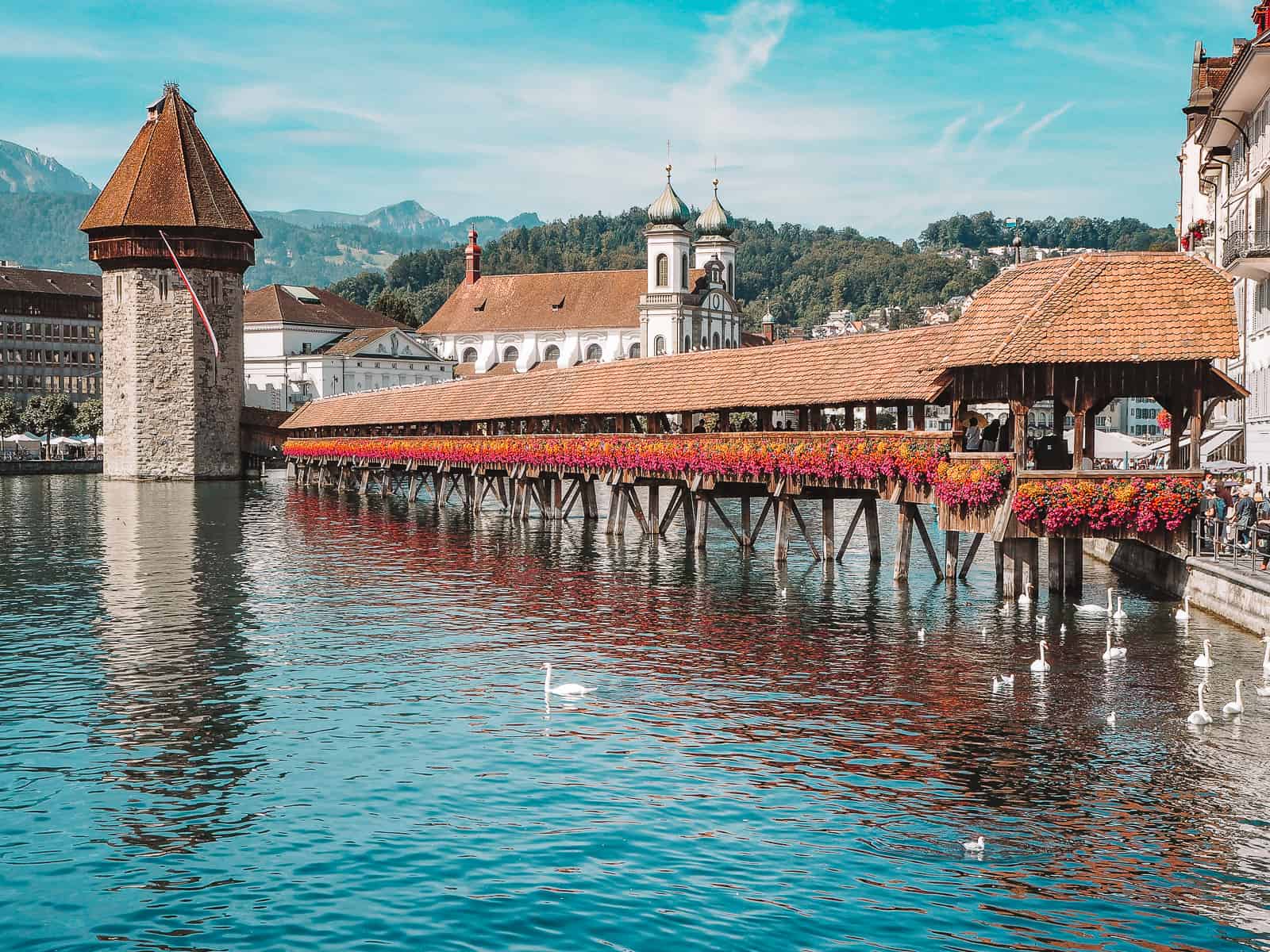 Cầu Chapel Bridge tại Lucerne, điểm check-in nổi tiếng bên hồ nước trong xanh