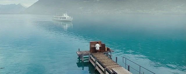 Cầu cảng Iseltwald với cây đàn piano gỗ giữa khung cảnh hồ Brienz xanh ngọc, nơi Ri Jeong Hyeok chơi nhạc trong "Hạ Cánh Nơi Anh", gợi lên sự thơ mộng và yên bình