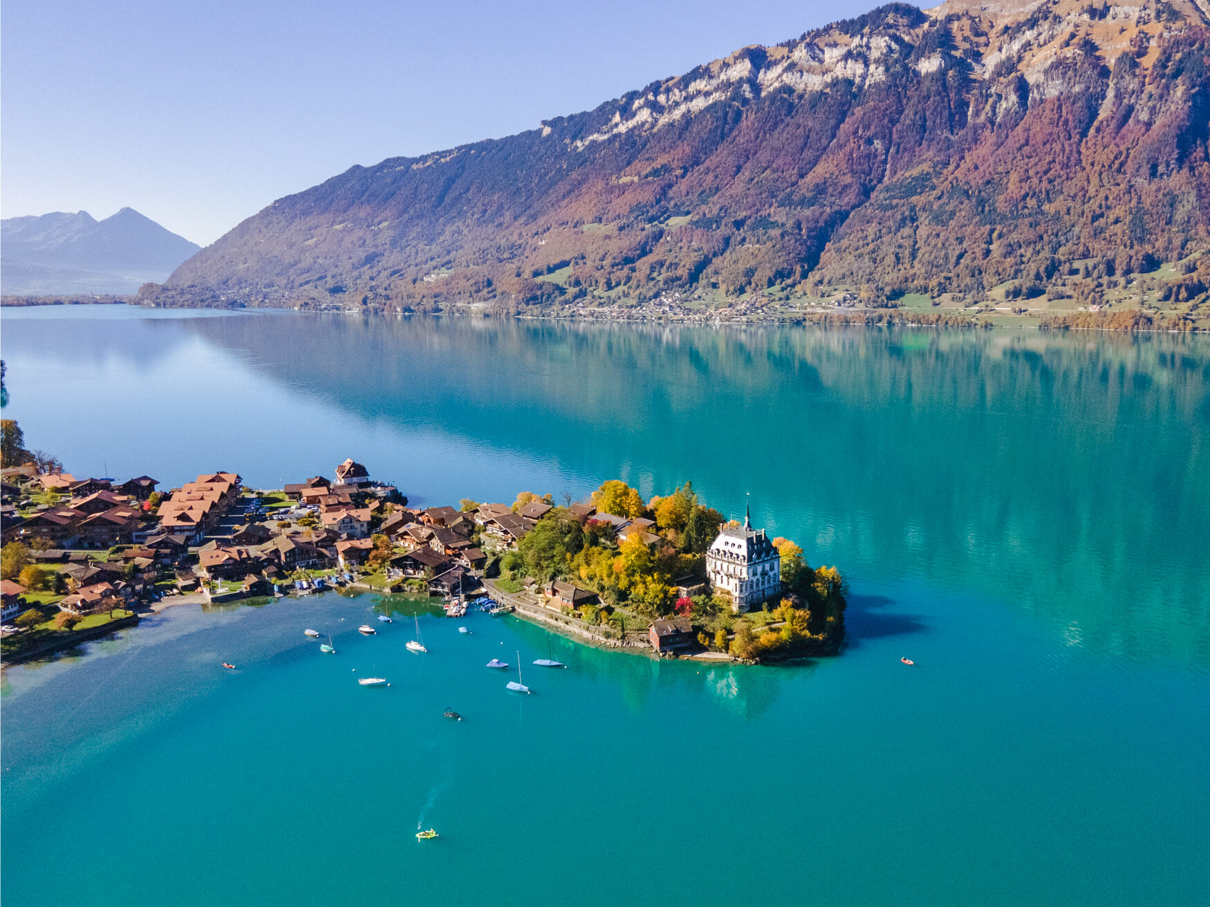 Hồ Brienz xanh ngọc, nên thơ phản chiếu bầu trời