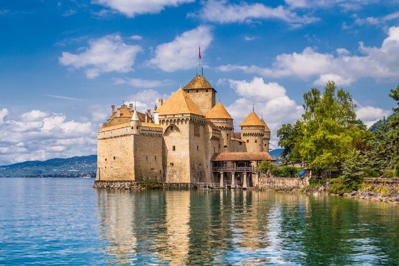 Lâu đài Chillon bên hồ Geneva, nổi bật giữa làn nước xanh ngọc