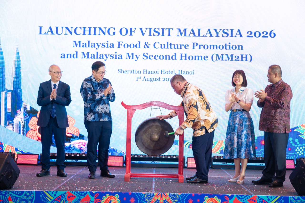 Ngài Dato’ Sri Tiong King Sing – Bộ trưởng Du lịch, Nghệ thuật và Văn hóa Malaysia thực hiện nghi thức khởi động chương trình tại Hà Nội