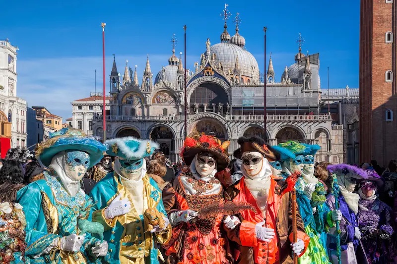 Những chiếc mặt nạ cầu kỳ và trang phục rực rỡ trên Quảng trường San Marco, Venice