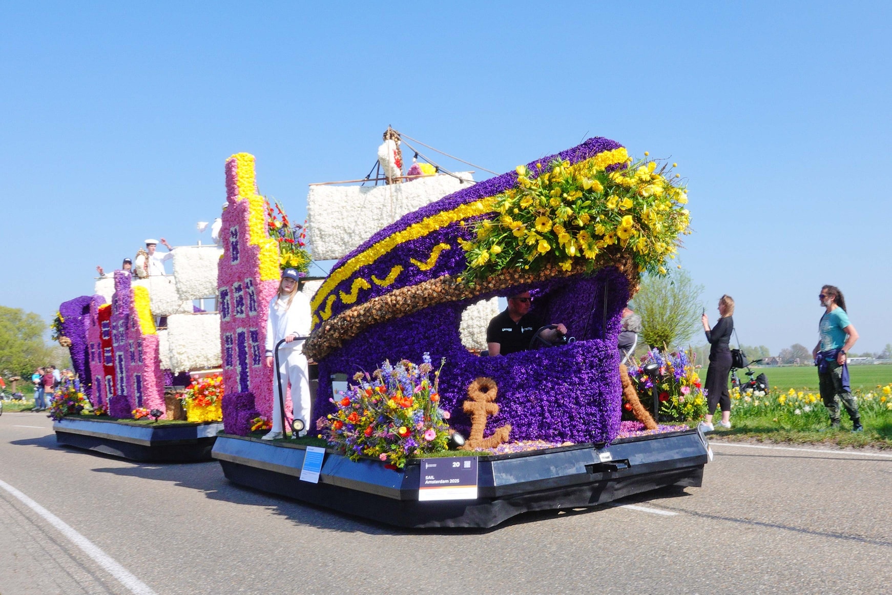 Những chiếc xe diễu hành đầy màu sắc ở Bloemencorso Bollenstreek