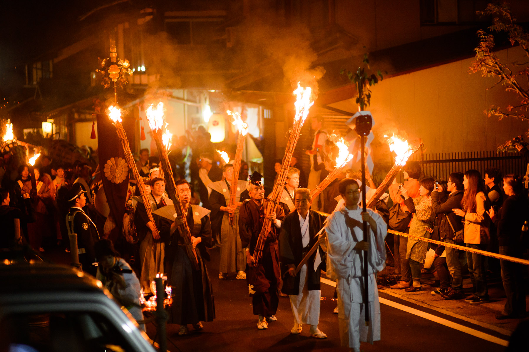 Những người thanh niên rước đốc trong lễ hội Kurama Hi Matsuri