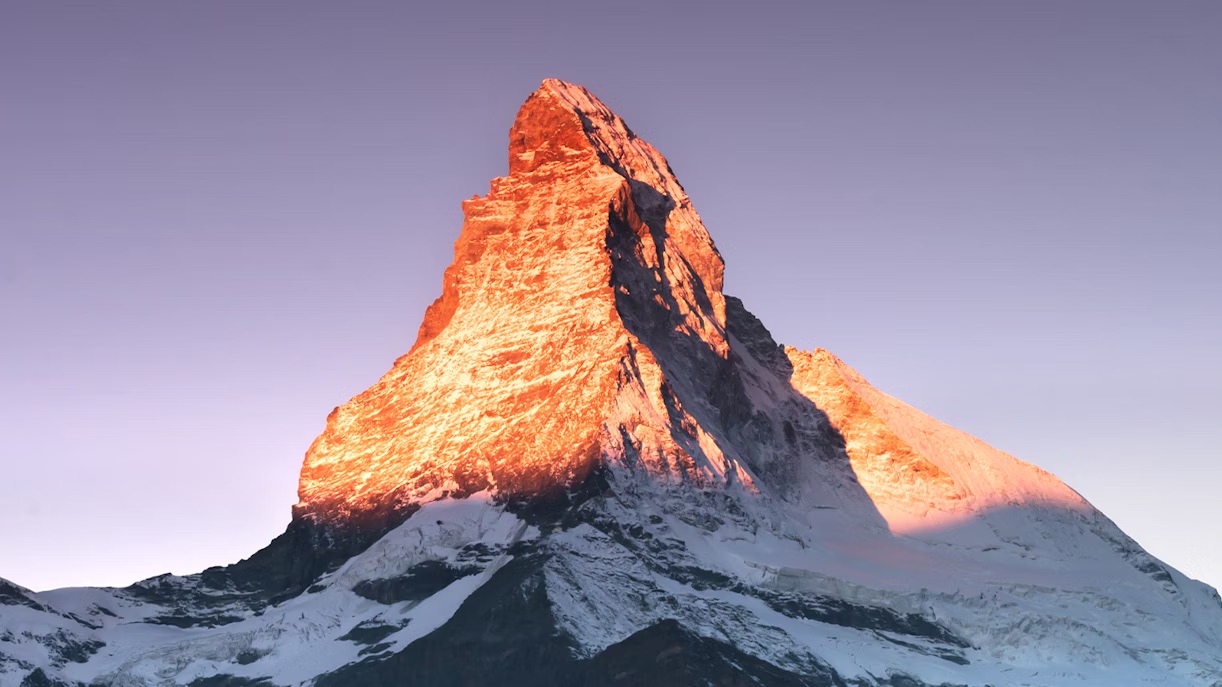 Núi Matterhorn trong ánh hoàng hôn, biểu tượng vĩnh cửu của Thụy Sĩ