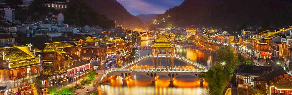 Toàn cảnh Phượng Hoàng Cổ Trấn về đêm nhìn từ sông Đà Giang