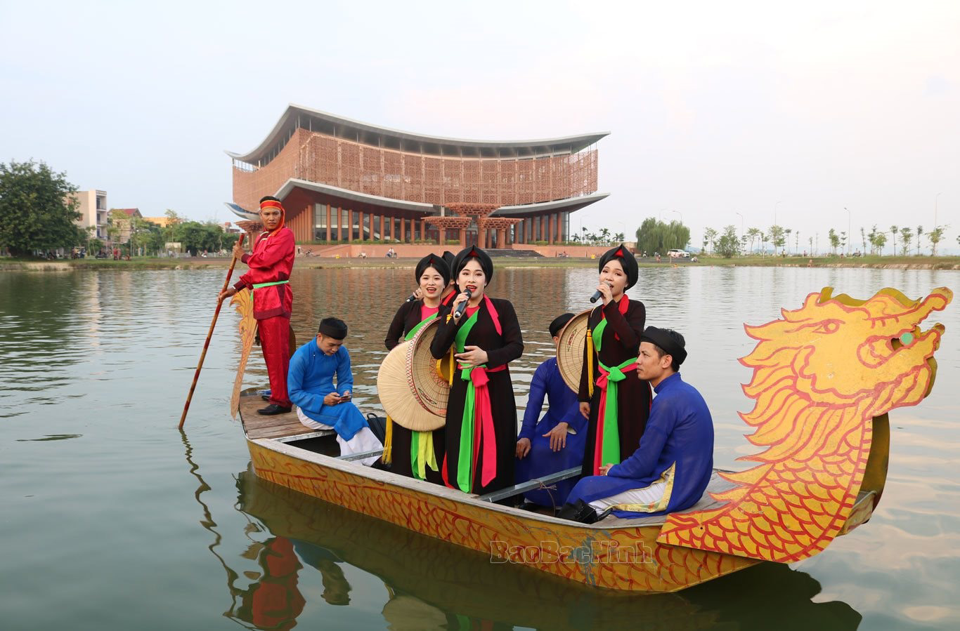 Hát quan họ trên thuyền trong lễ hội Lim