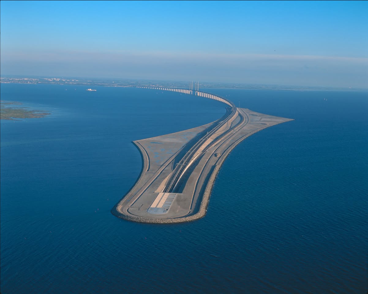 Trải nghiệm đi xuyên biển trên cầu huyền thoại Oresund