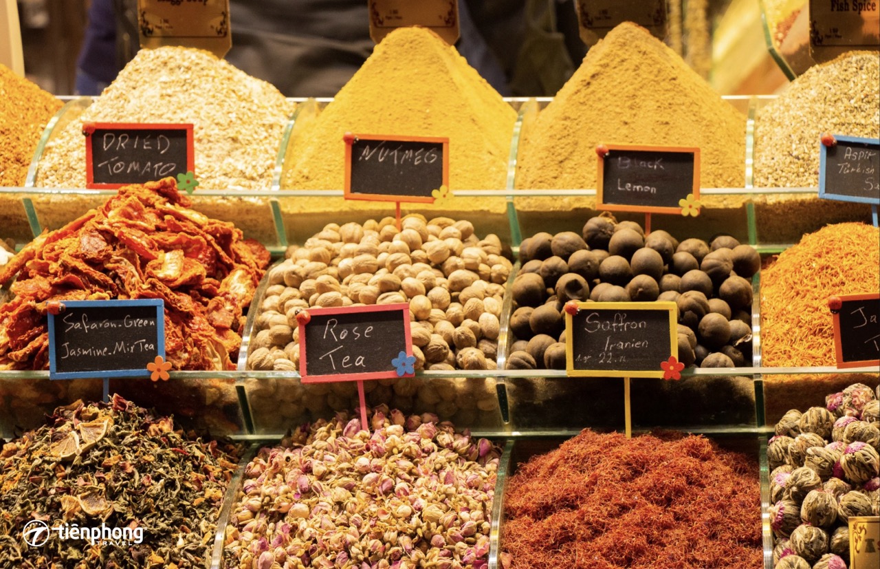 Sắc màu rực rỡ tại Chợ Gia Vị (Spice Bazaar)