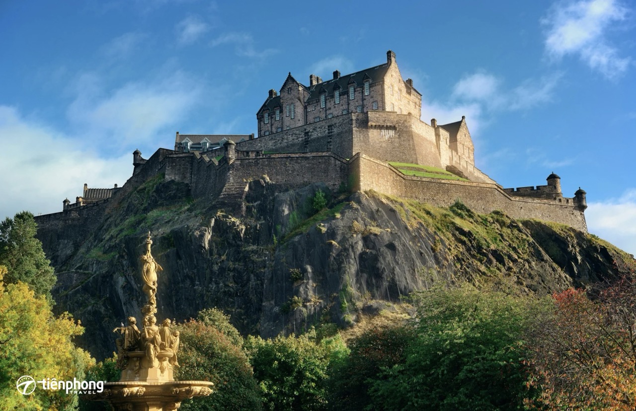 Lâu đài Edinburgh uy nghi trên đỉnh núi