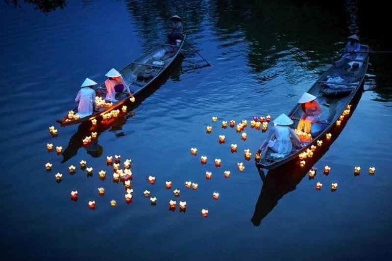 Trải nghiệm thả đèn hoa đăng thú vị trên sông Hội An
