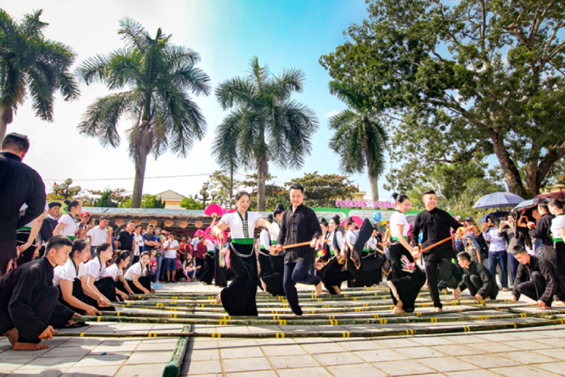 Du khách có thể ghé Điện Biên tháng 3 để trải nghiệm lễ hội người dân tộc