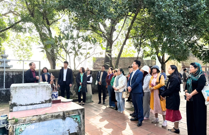 Du khách tham quan Đền Sái