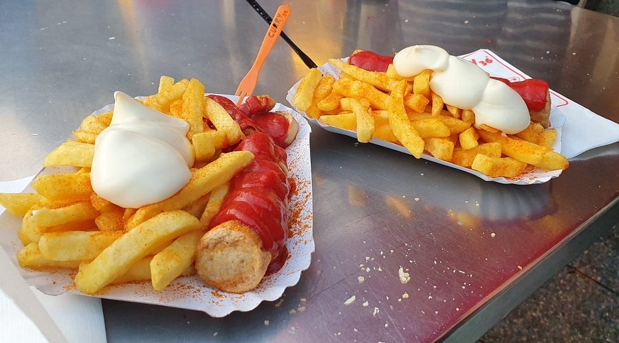 Đĩa Currywurst thơm ngon, hấp dẫn du khách