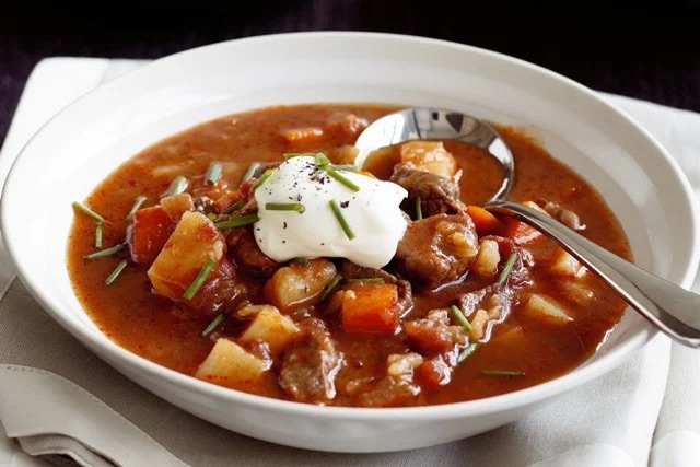 Đĩa goulash nóng hổi ở Budapest, hơi khói nghi ngút