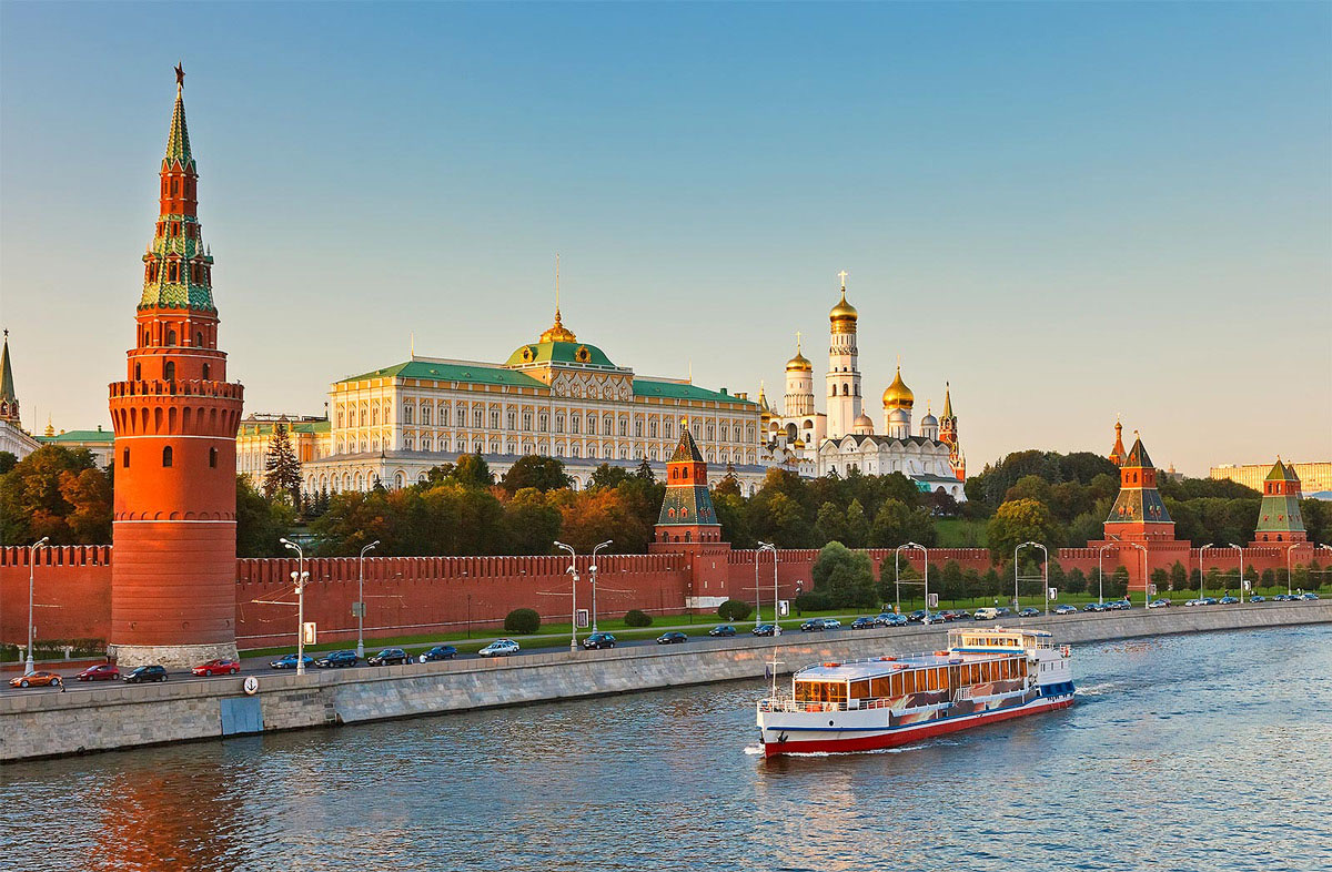 Điện Kremlin với tháp chuông vàng rực rỡ trong ánh hoàng hôn