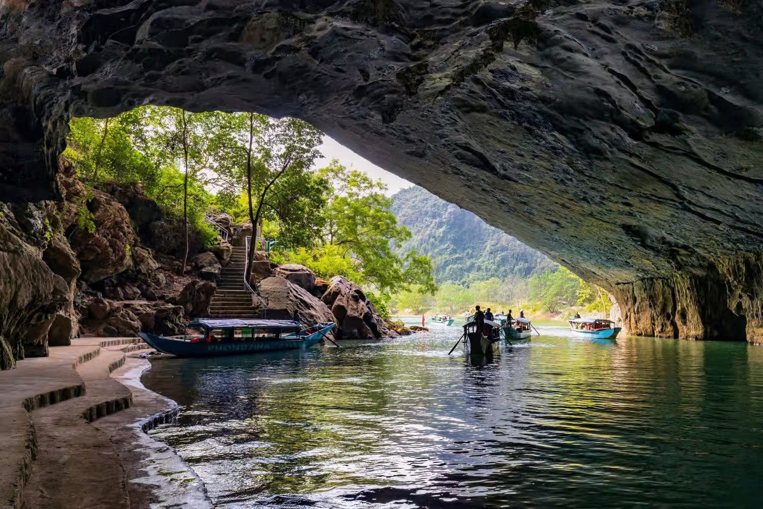 Động Phong Nha lung linh thạch nhũ, sông ngầm xanh mát, như lạc vào cổ tích