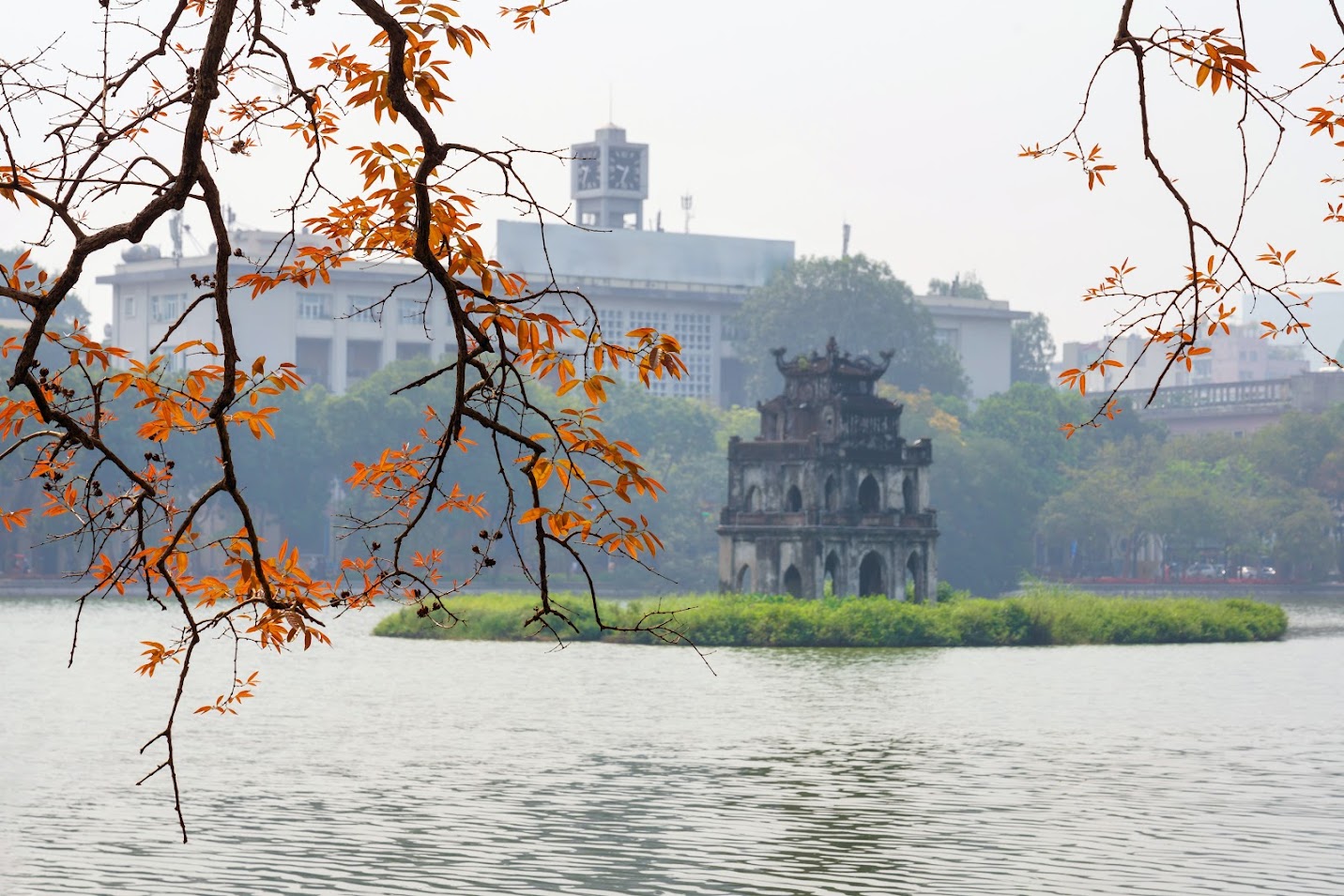 Hà Nội mùa thu với lá vàng và hồ Gươm