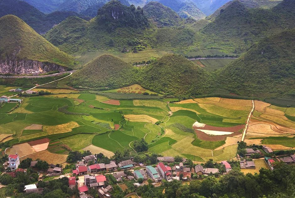 Cổng Trời Quản Bạ nhìn xuống thung lũng Thanh Kim