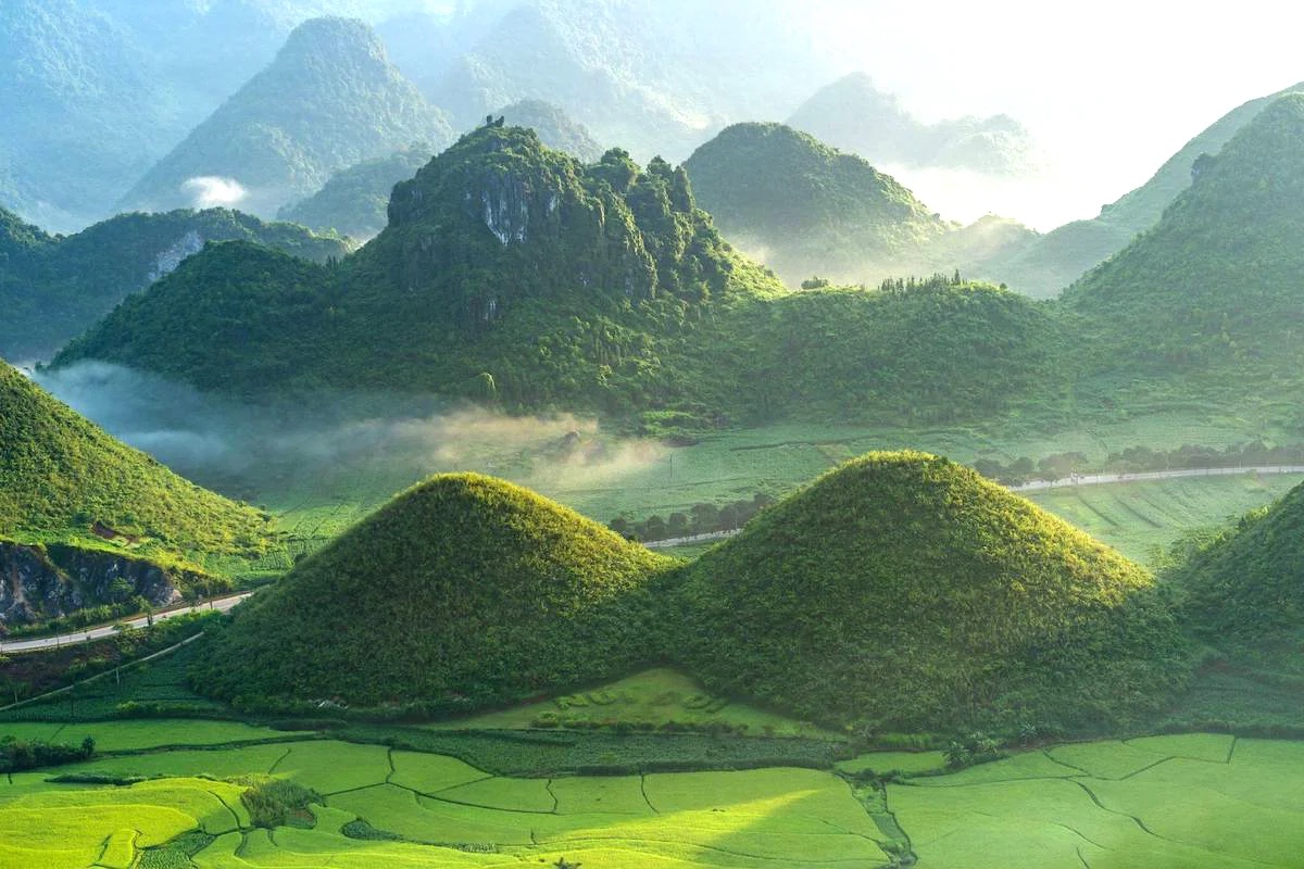 Núi Đôi Cô Tiên Quản Bạ giữa cao nguyên đá Hà Giang