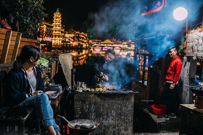 Review Phượng Hoàng cổ trấn về đêm - Tiên Phong Travel