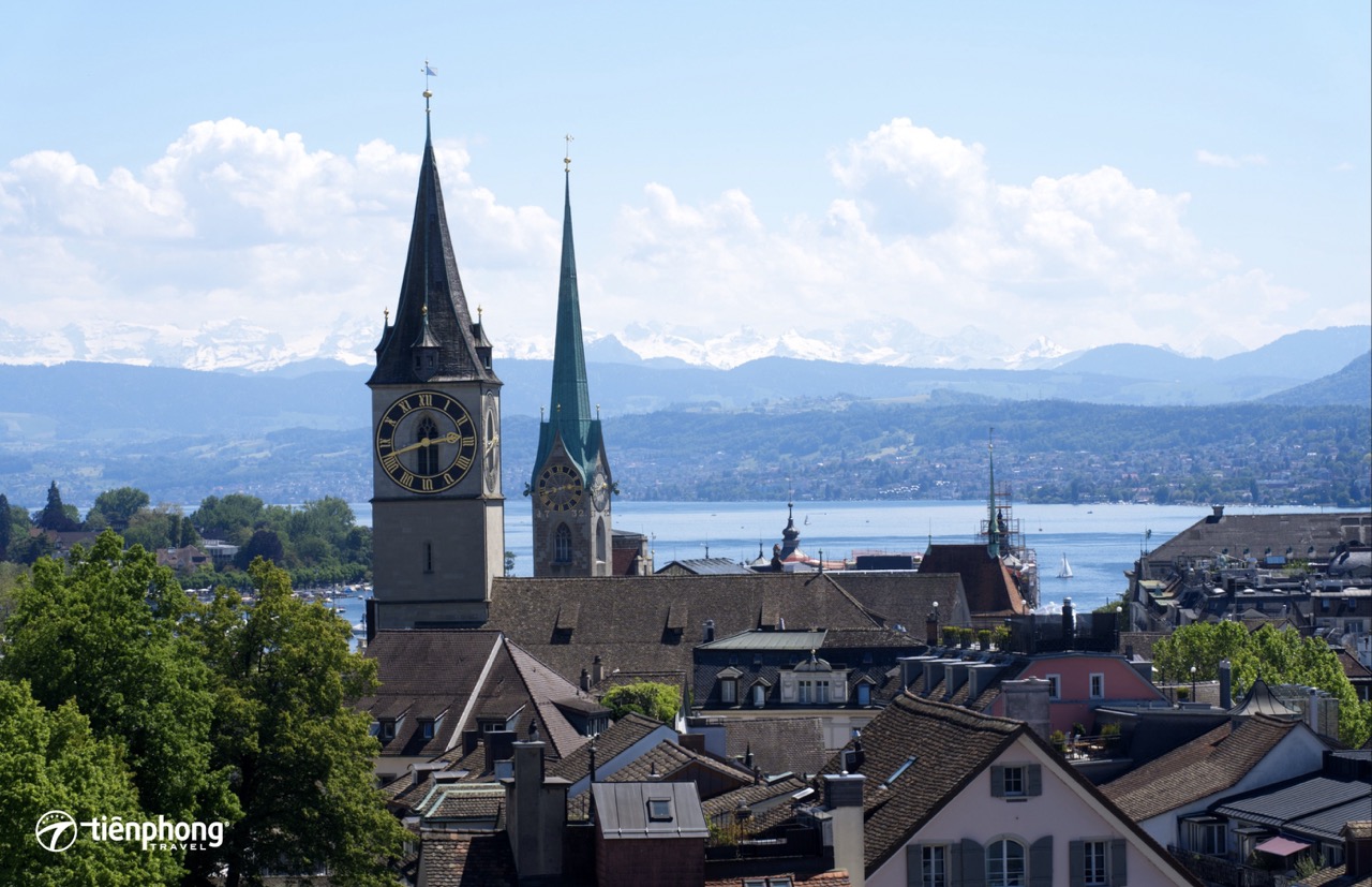 Nhà thờ Fraumünster nổi tiếng với cửa kính màu Marc Chagall tại Zurich