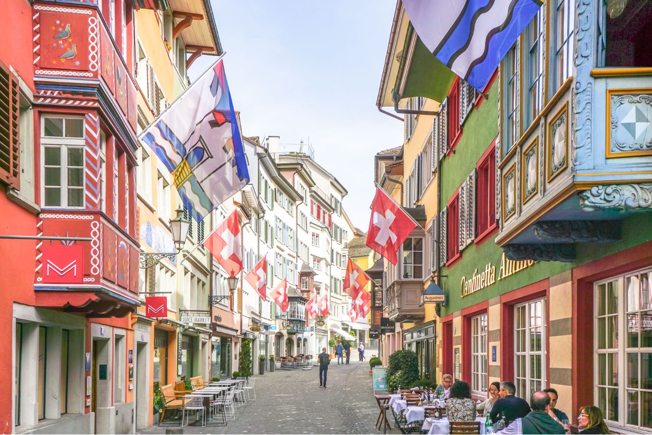 Phố cổ Zurich Altstadt với các tòa nhà cổ kính