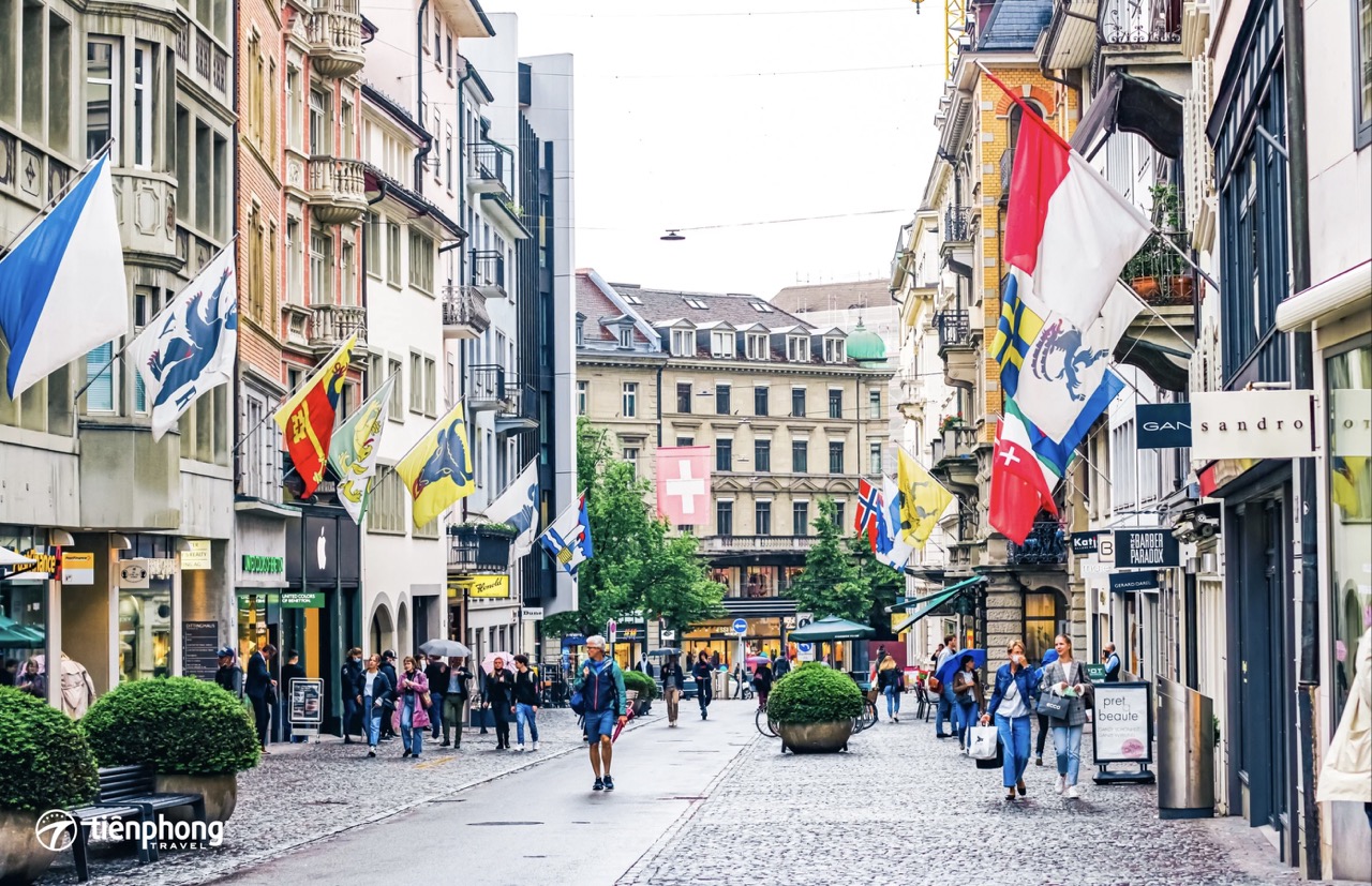 Khách du lịch mua sắm đồng hồ Thụy Sĩ trên phố Bahnhofstrasse