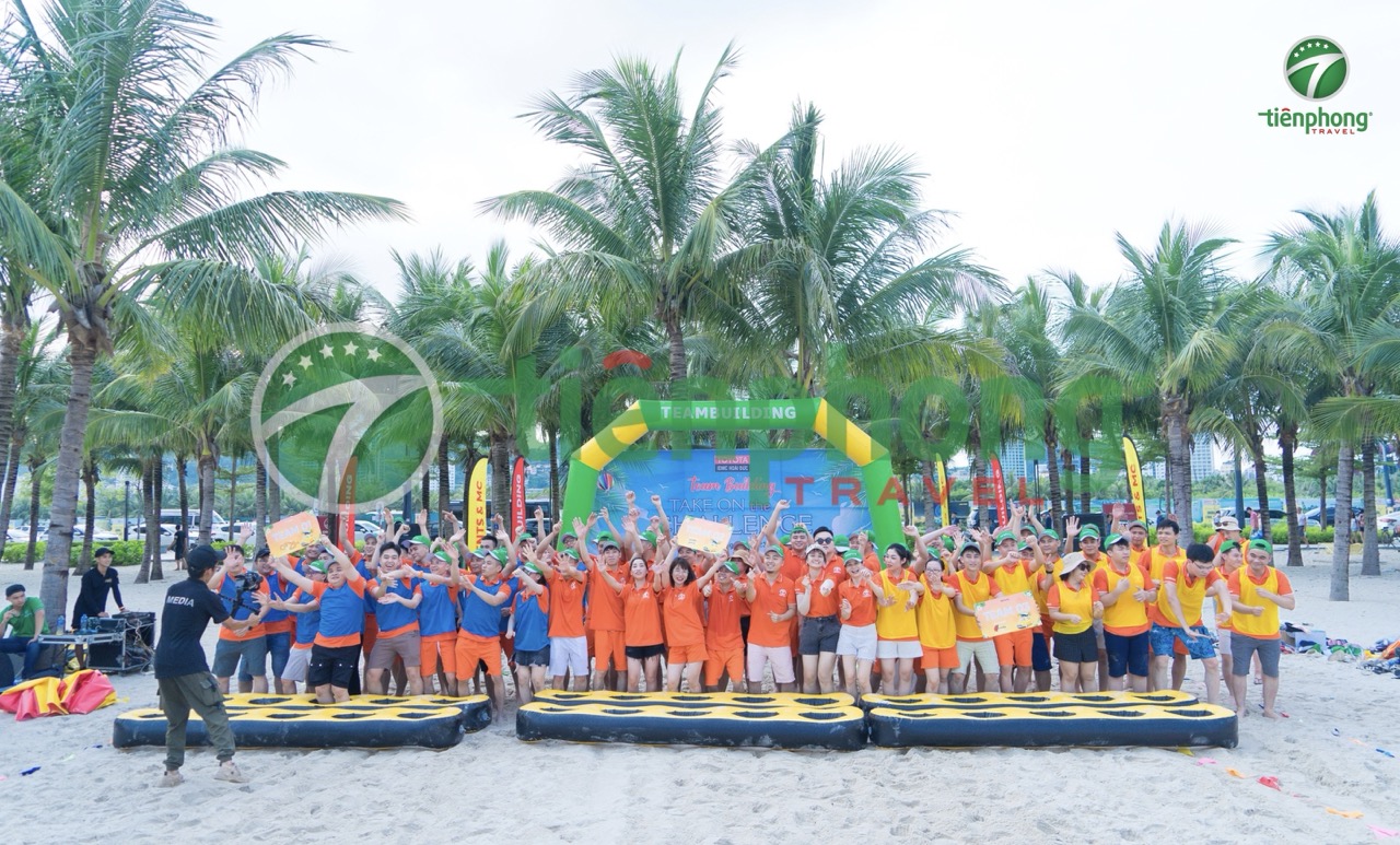 Đoàn khách chơi Team Building trên bãi biển Hạ Long