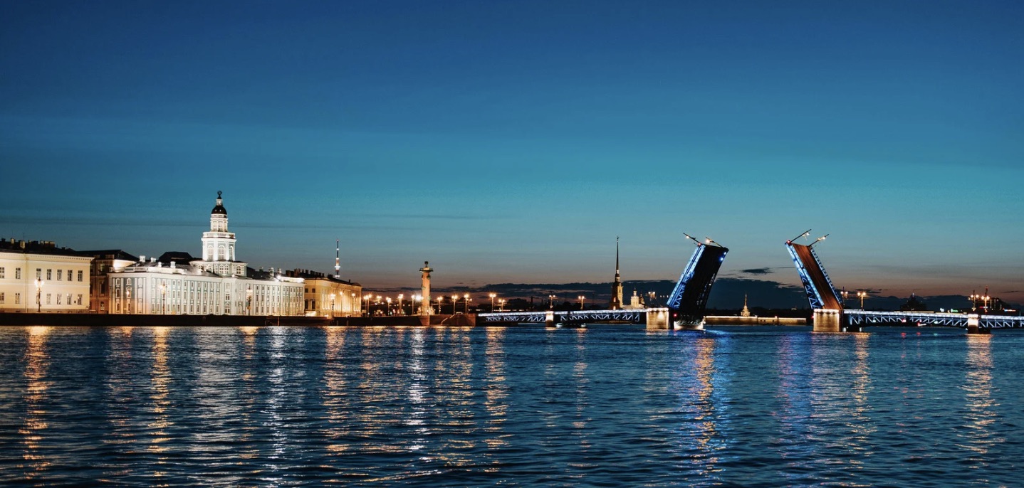 Bầu trời Saint Petersburg rạng rỡ dịu trong "Đêm trắng", ánh sáng phủ lên dòng sông Neva