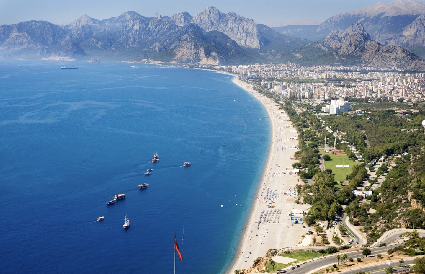 Bãi biển Antalya xanh ngọc, sóng vỗ nhẹ dưới ánh nắng dịu dàng