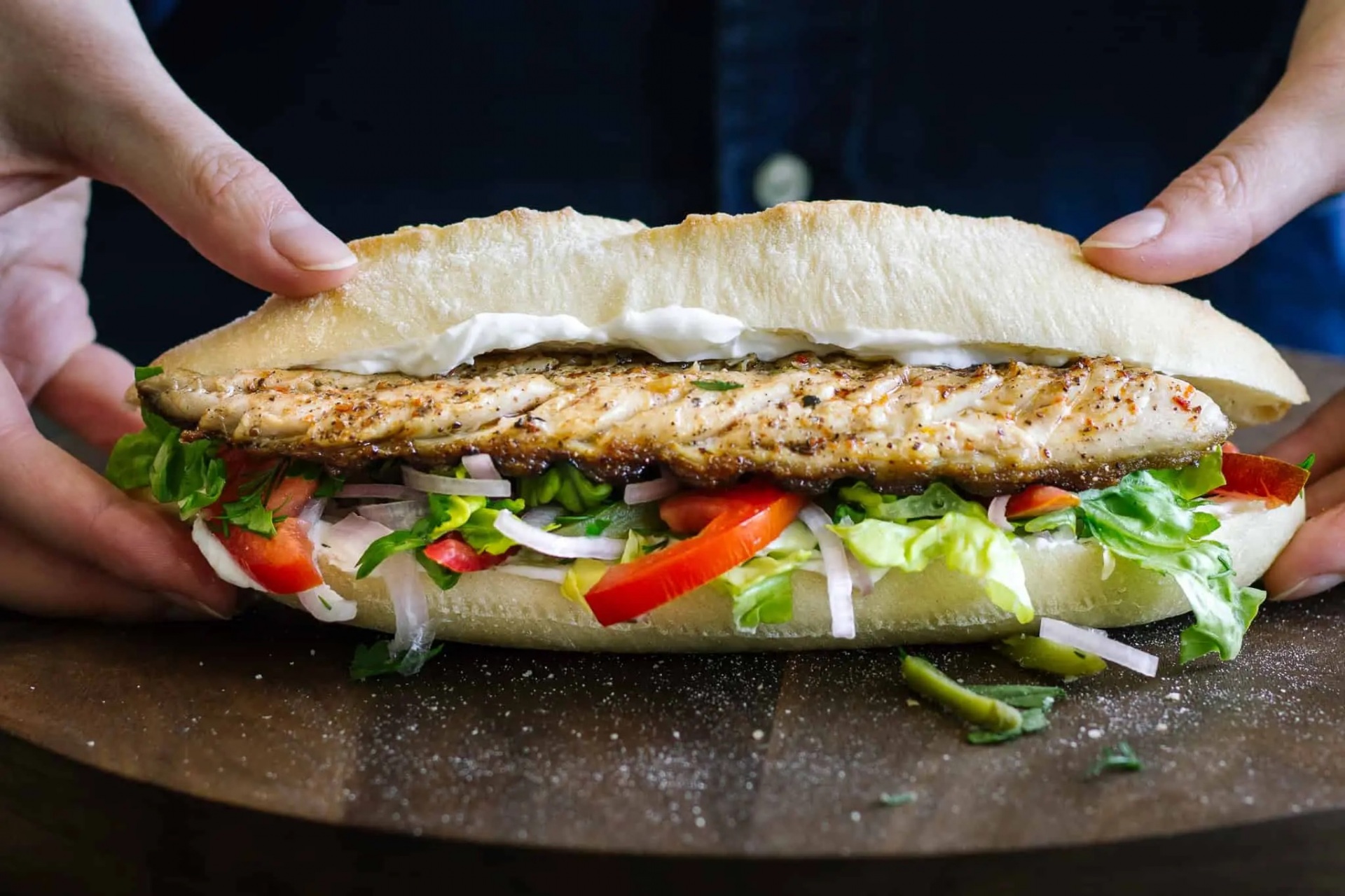 Thưởng thức món bánh mỳ Balık Ekmek