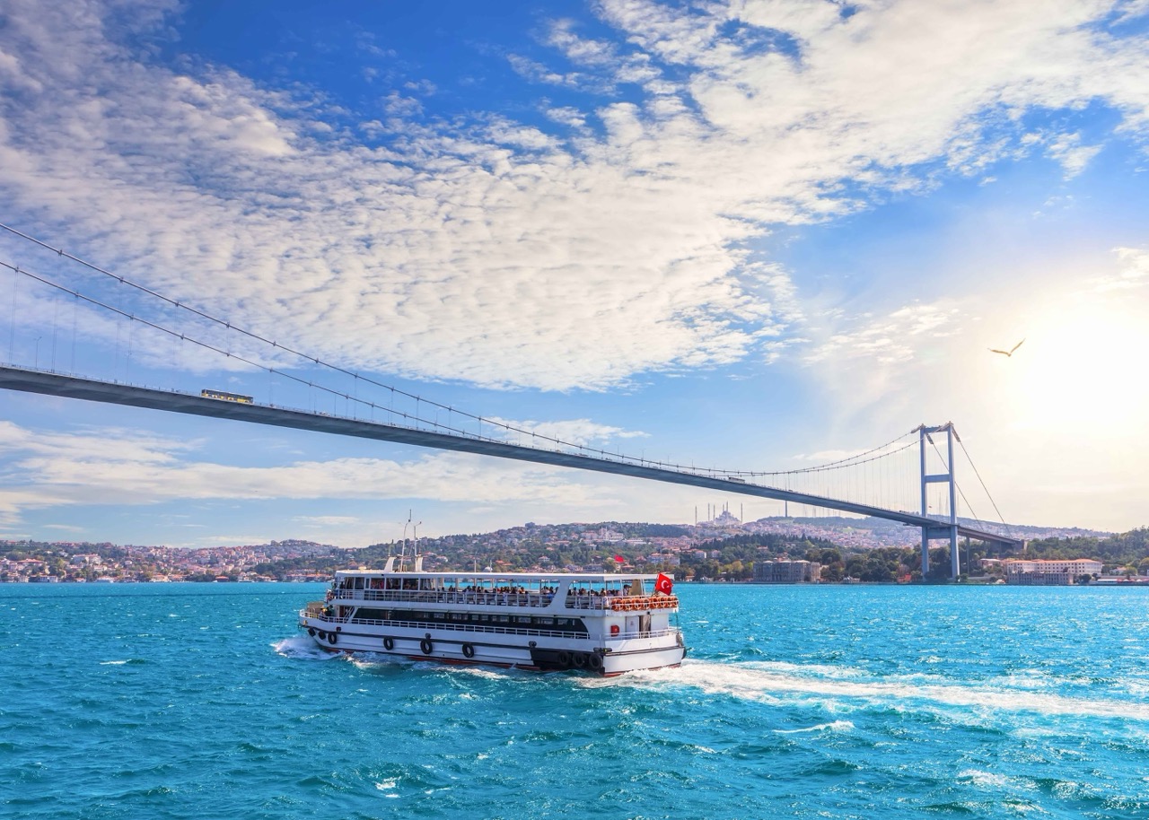 Cầu Bosphorus lung linh nối hai bờ Istanbul, phản chiếu ánh sáng trên eo biển