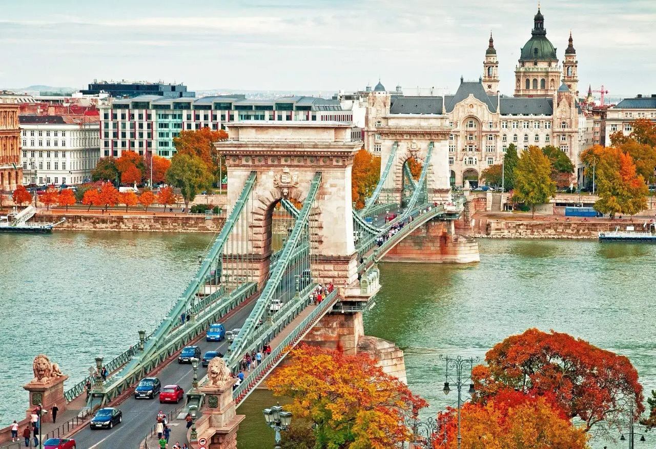 Cầu Chain Bridge Budapest vào mùa thu với lá vàng rực rỡ bên bờ sông Danube