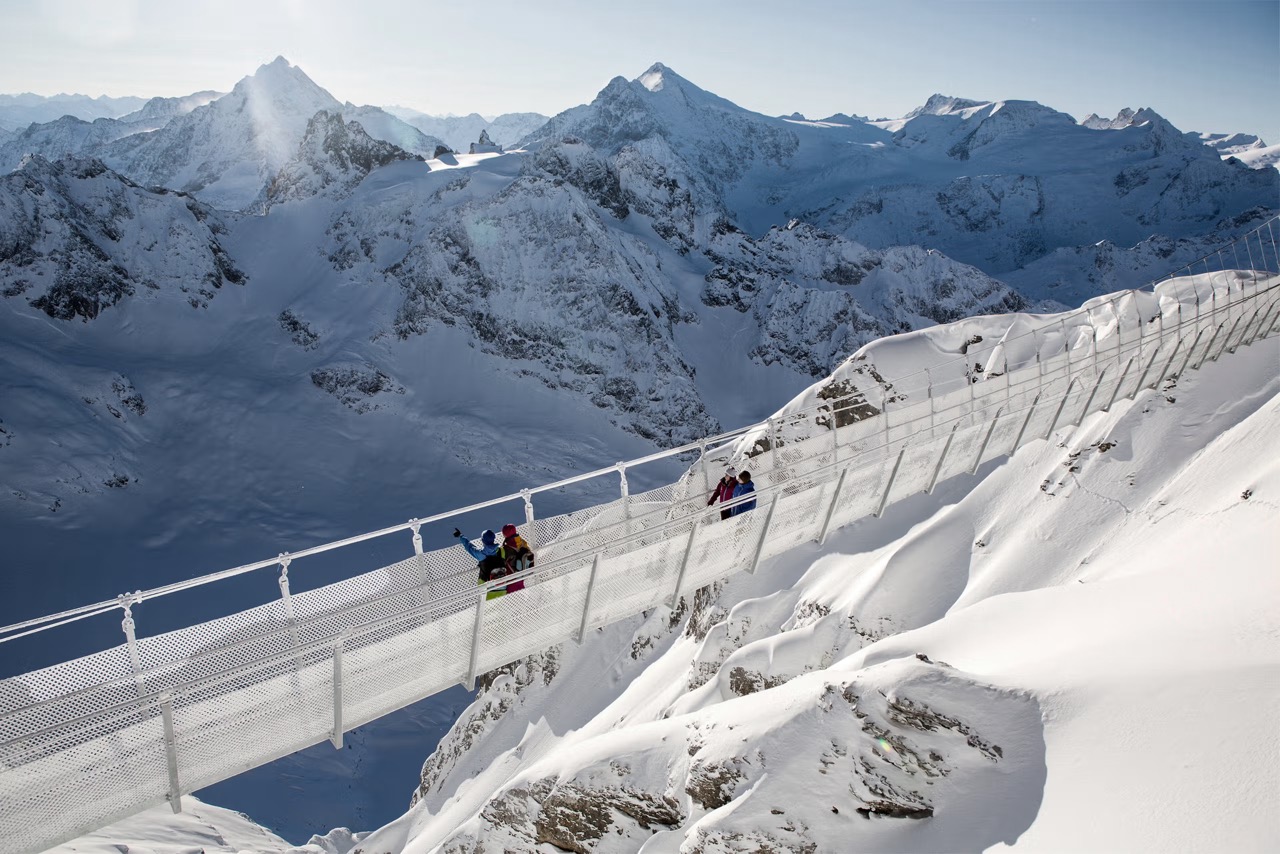 Cầu treo Cliff Walk giữa núi Titlis, nơi du khách ngắm toàn cảnh dãy Alps