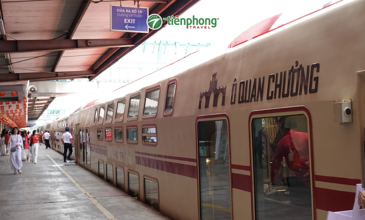 Chờ tàu khởi hành ở Ga Hà Nội