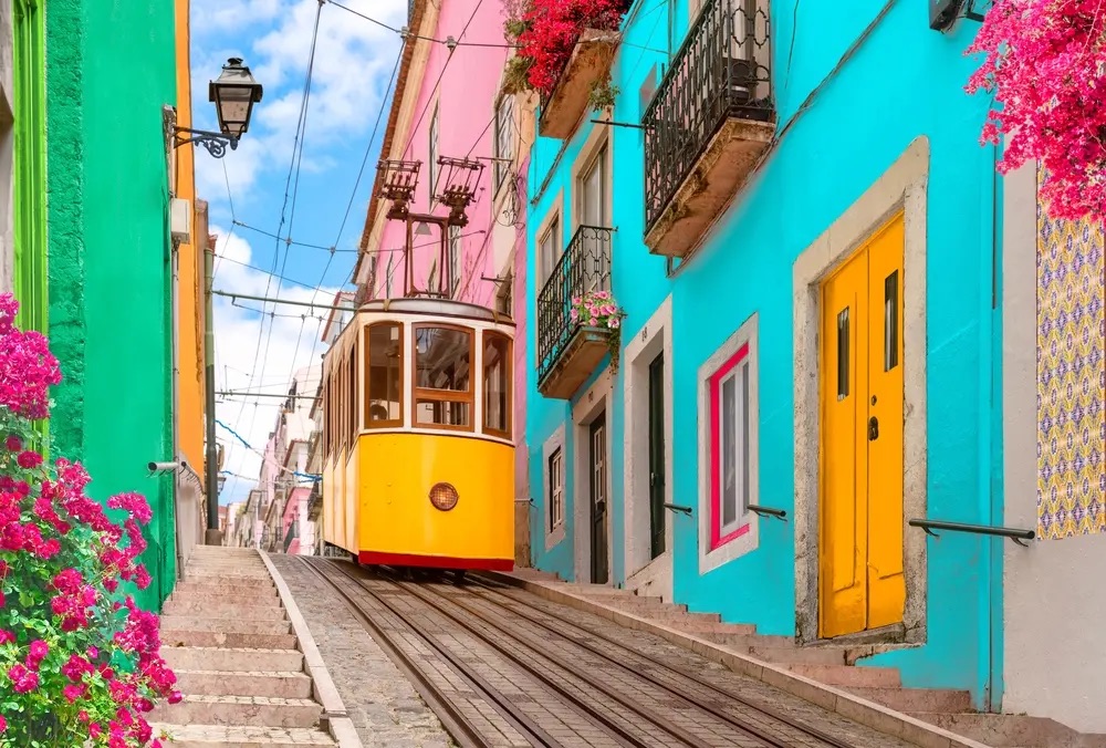 Chuyến tàu đầy thơ mộng ở Lisbon