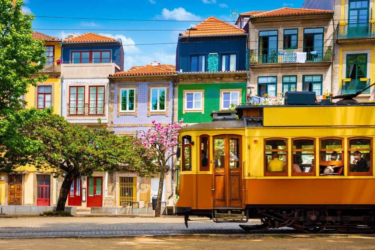 Chuyến tàu lướt qua thủ đô Lisbon rực rỡ sắc màu