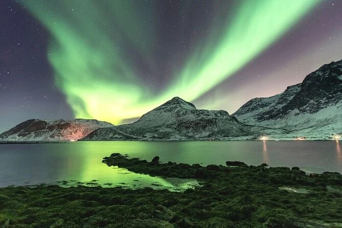 Cực quang trên đảo Kvaløya, Tromsø với cảnh fjord hùng vĩ