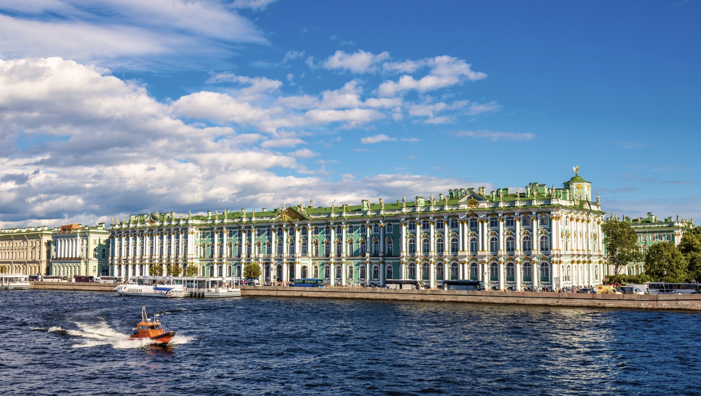 Cung điện Mùa Đông phản chiếu ánh nắng vàng trên sông Neva, St. Petersburg