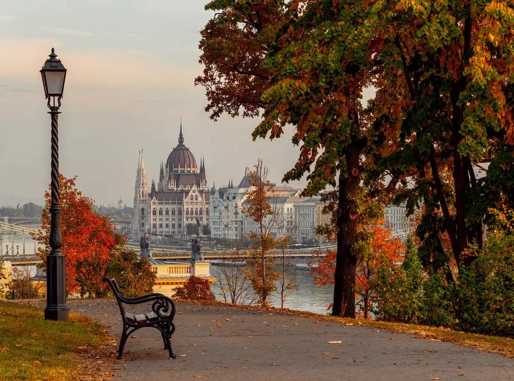 Dạo bước trên những con đường lá đỏ tuyệt đẹp ở thủ đô Budapest