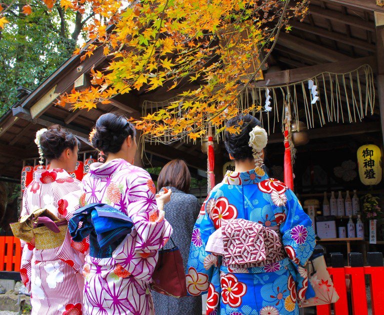 Diện Kimono chụp ảnh cực đẹp cùng rừng cây lá đỏ Nhật Bản