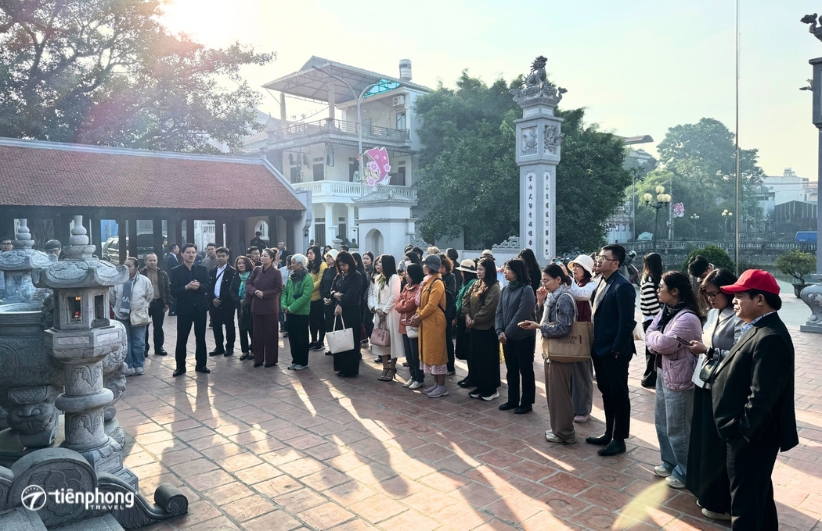 Du khách tham quan Đình Thiết Úng