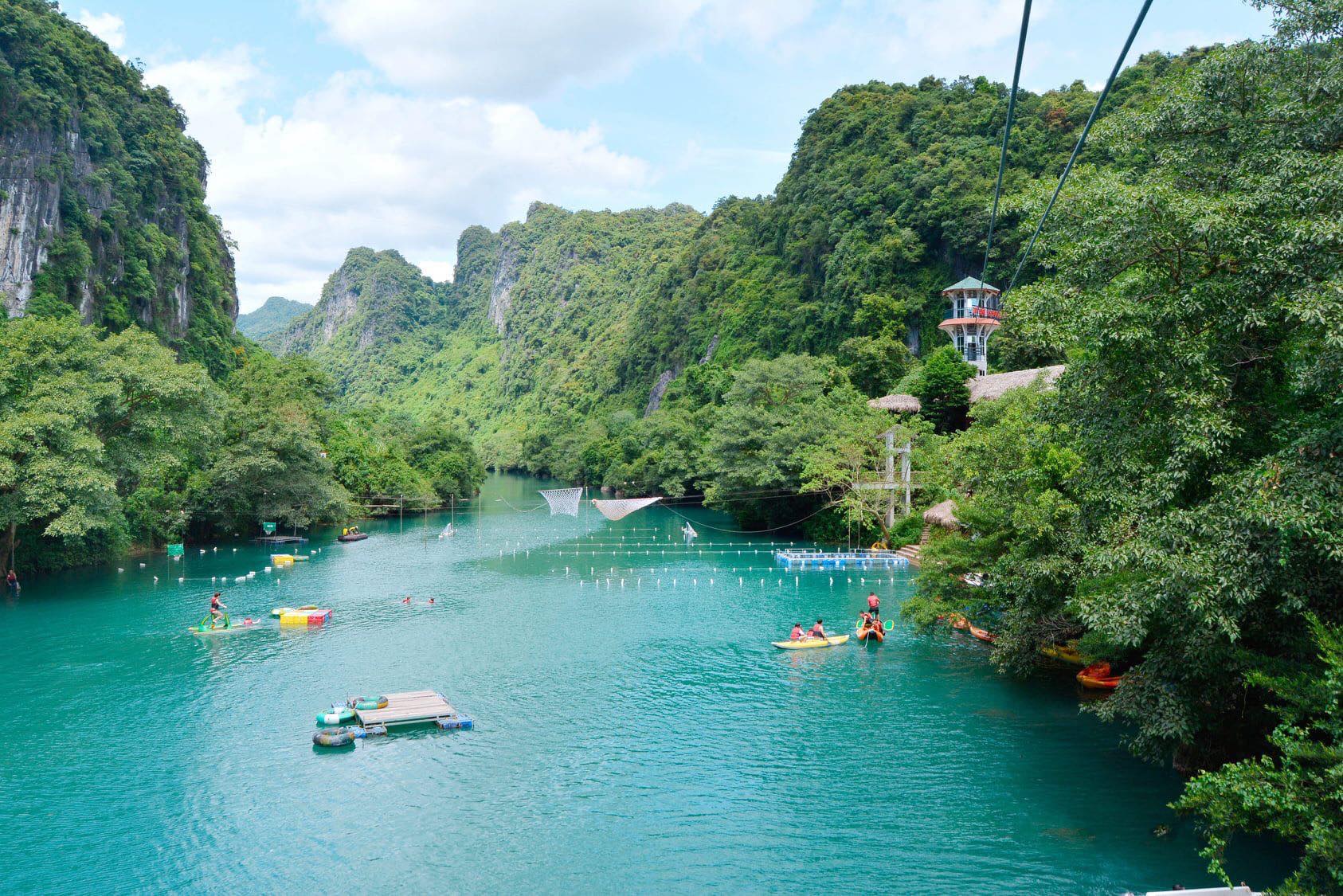 Dòng nước xanh trong vắt của Sông Chày -.Concurrent Hang Tối, với du khách chèo thuyền kayak giữa núi rừng